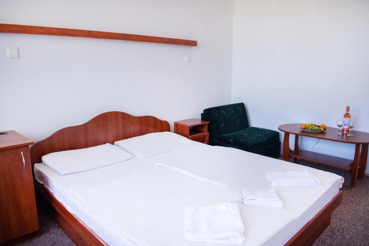 Ce Napfeny Hotel Siofok Bagian luar foto