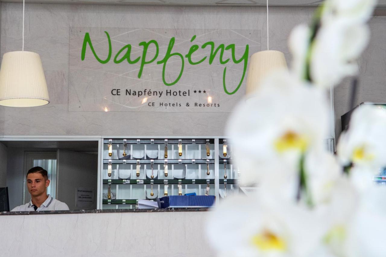 Ce Napfeny Hotel Siofok Bagian luar foto