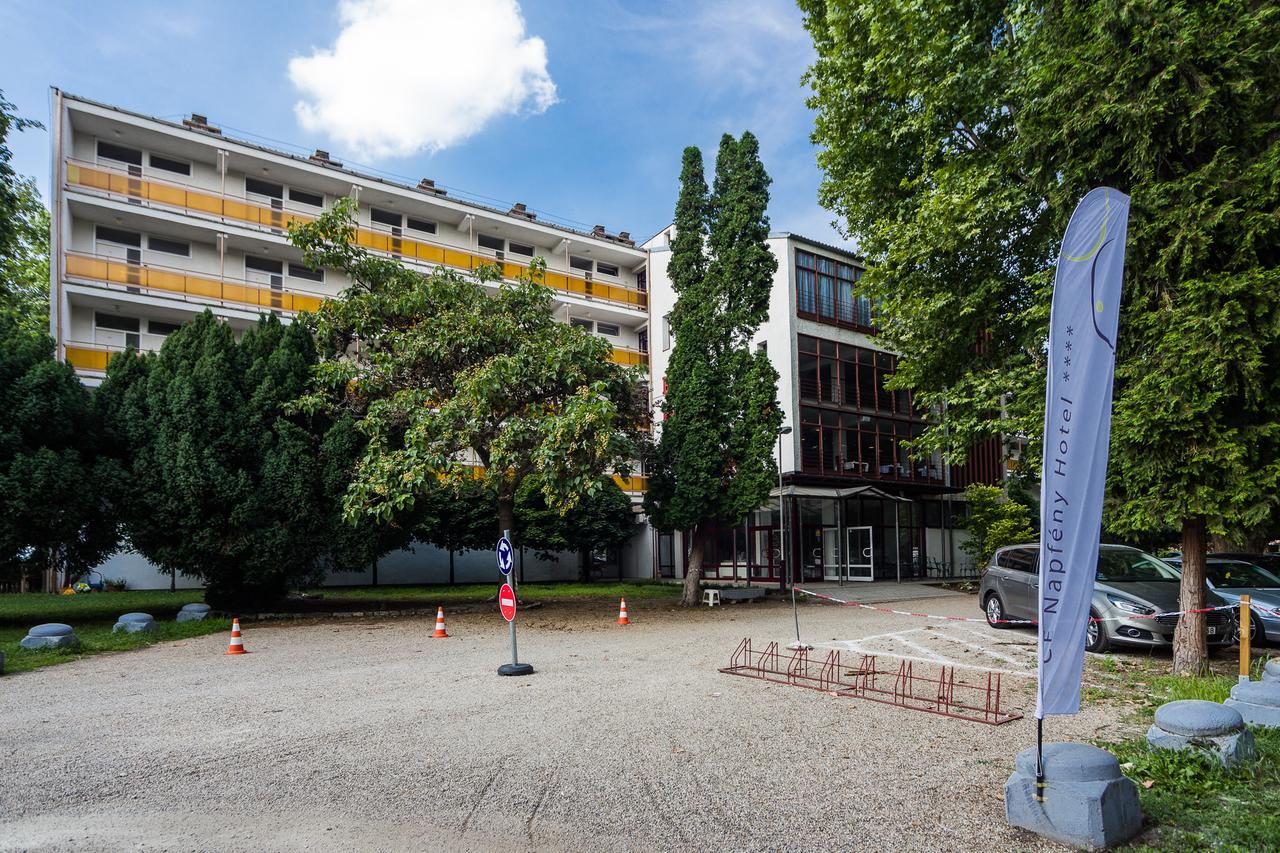 Ce Napfeny Hotel Siofok Bagian luar foto